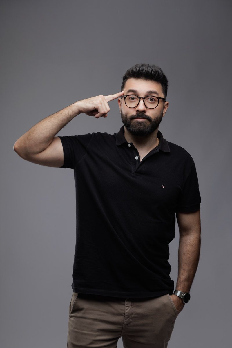 O professor apontando para a própria têmpora