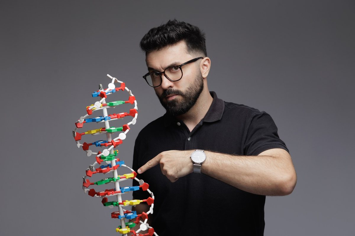 O professor Vitor Hugo com um modelo de dupla-hélice de DNA